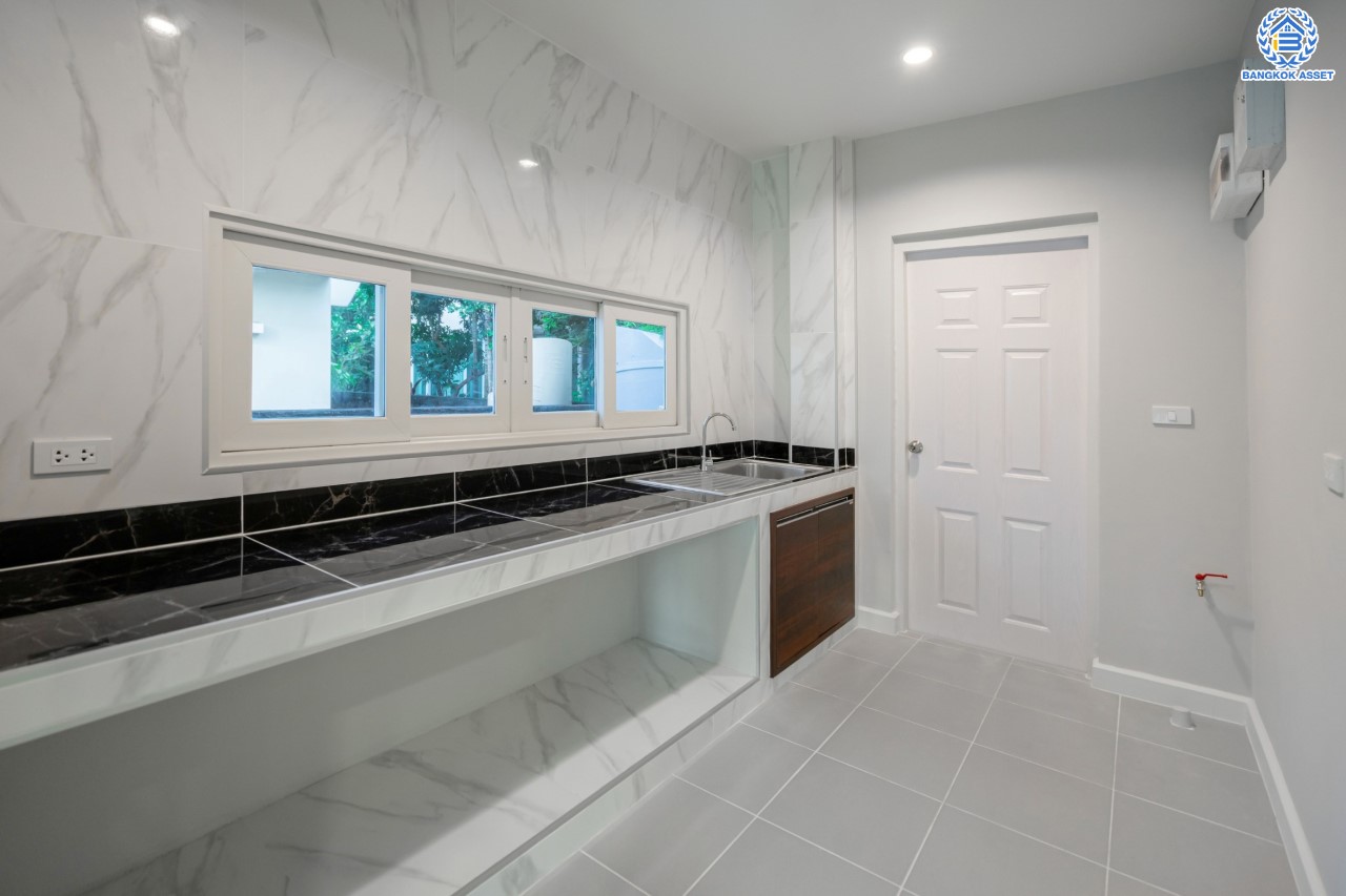 บ้านมือสองตกแต่งใหม่ ม.คาซ่าวิลล์ ราชพฤกษ์-รัตนาธิเบศร์2 แบรนด์ Q.House ต่อเติมครบพร้อมเข้าอยู่ เนื้อที่ 53.2 ตร.ว. ฟังก์ชันจัดเต็ม 3 ห้องนอน 3 ห้องน้ำ 1ห้องอเนกประสงค์ จอดรถได้ 2 คัน บนทำเลศักยภาพ ติดถนนราชพฤกษ์ และเพียง 10 นาทีถึงรถไฟฟ้า "สถานีบางรักน้อยท่าอิฐ"